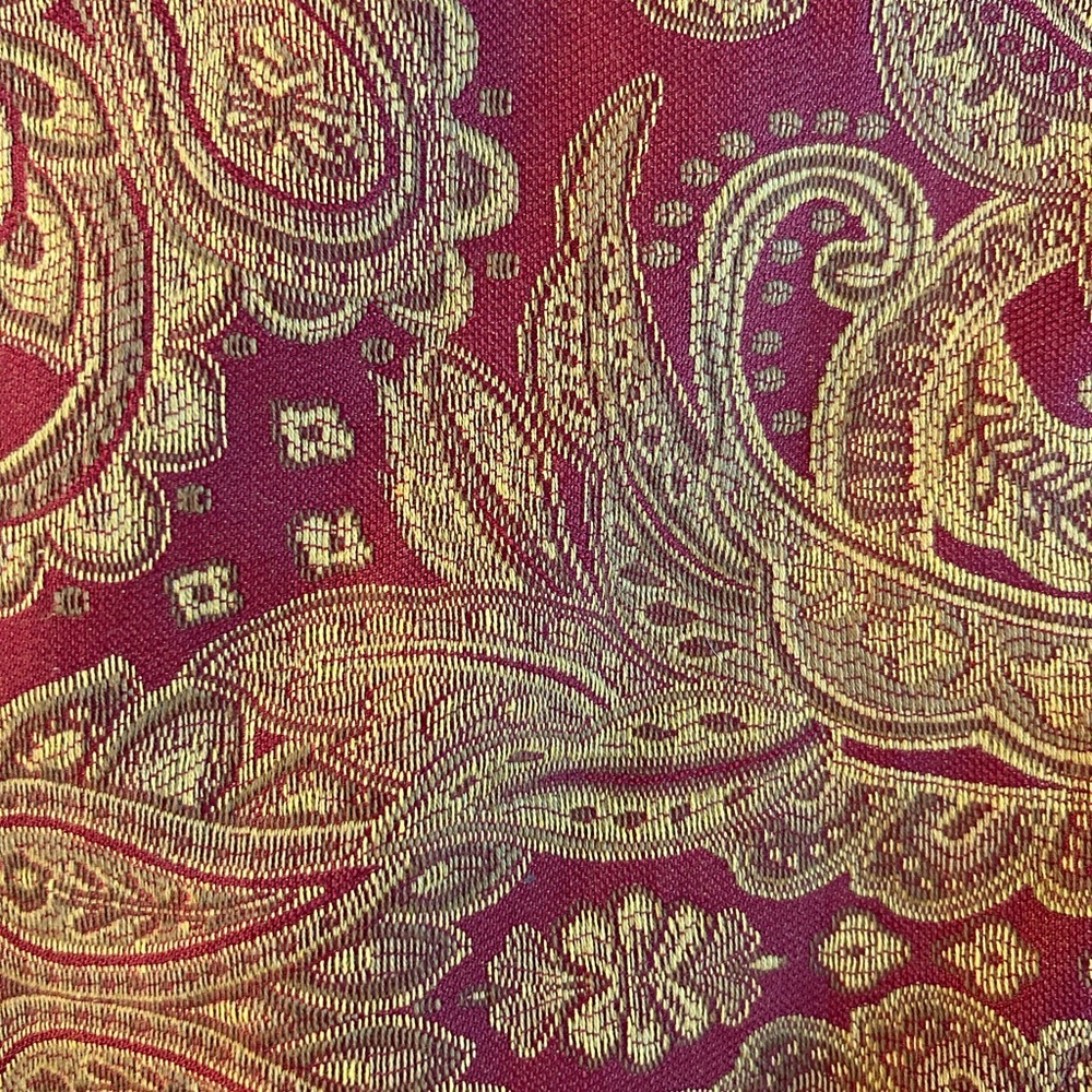 EMBROIDERED TAPESTRY BURGUNDY/GOLD CHRISTMAS TREE SKIRT AND MATCHING STOCKING - Picture 7 of 10
